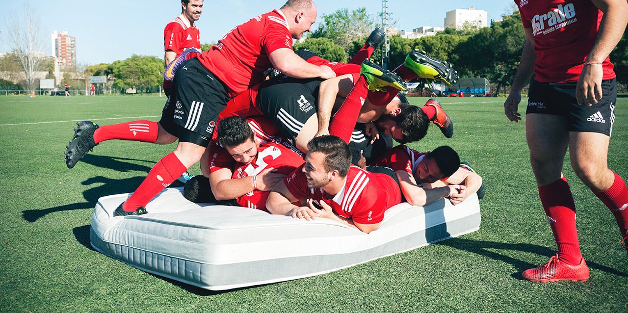 equipo de rugby en colchón para deportistas