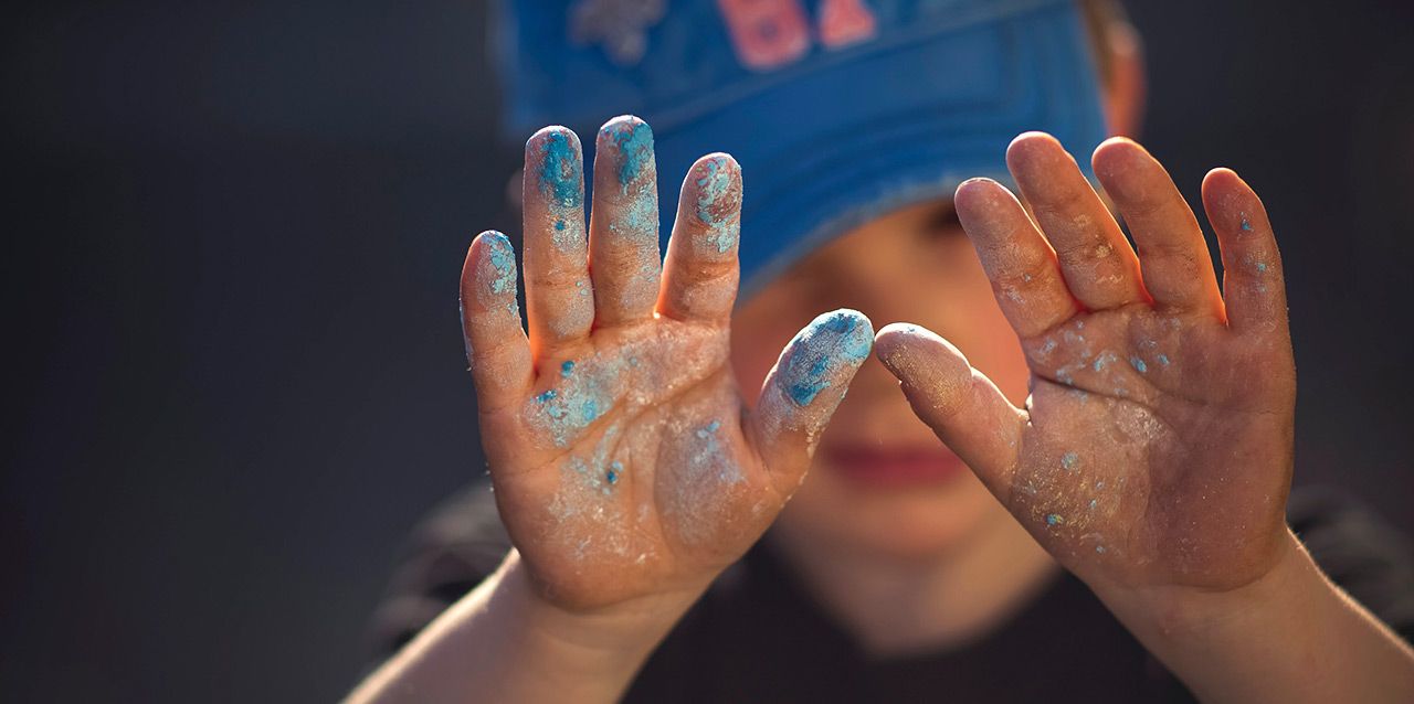 manos de niño con manchas azules manos de niño con manchas azules