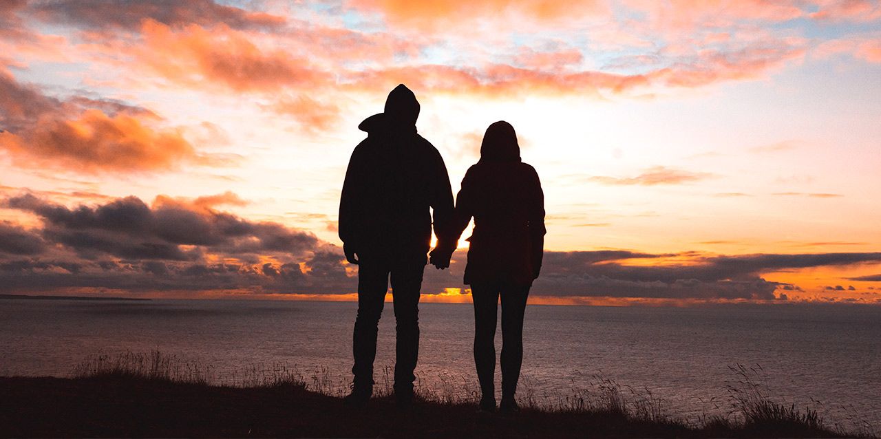 pareja divisando atardecer