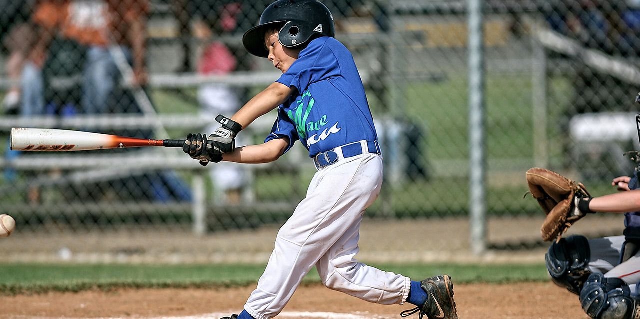 niño jugando al baseball