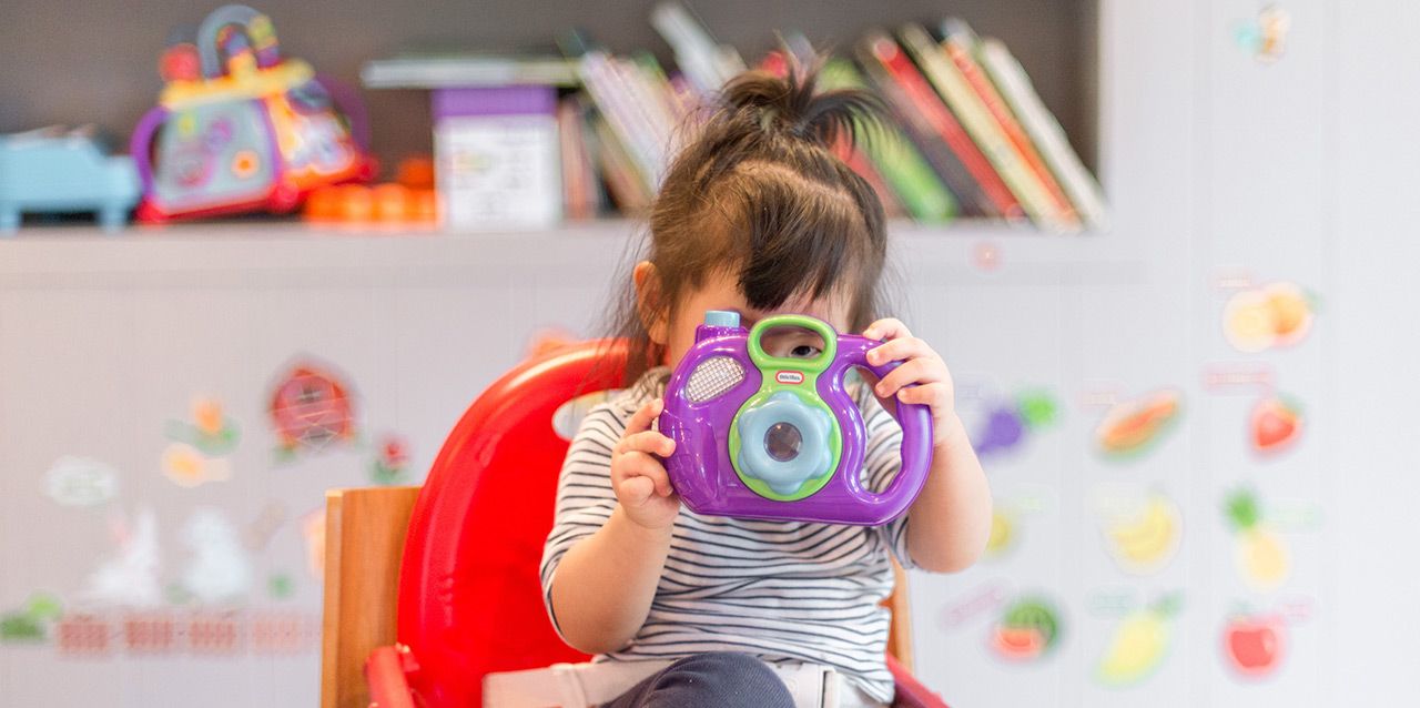 niña con cámara de fotos de juguetes niña con cámara de fotos de juguetes