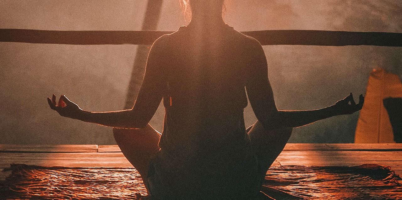 mujer meditando mujer meditando