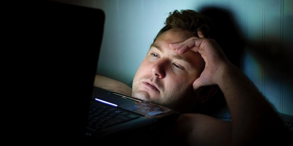 hombre con insomnio