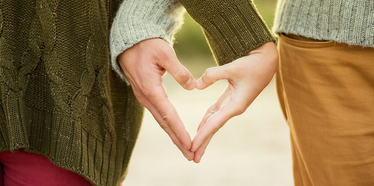 Corazón con manos
