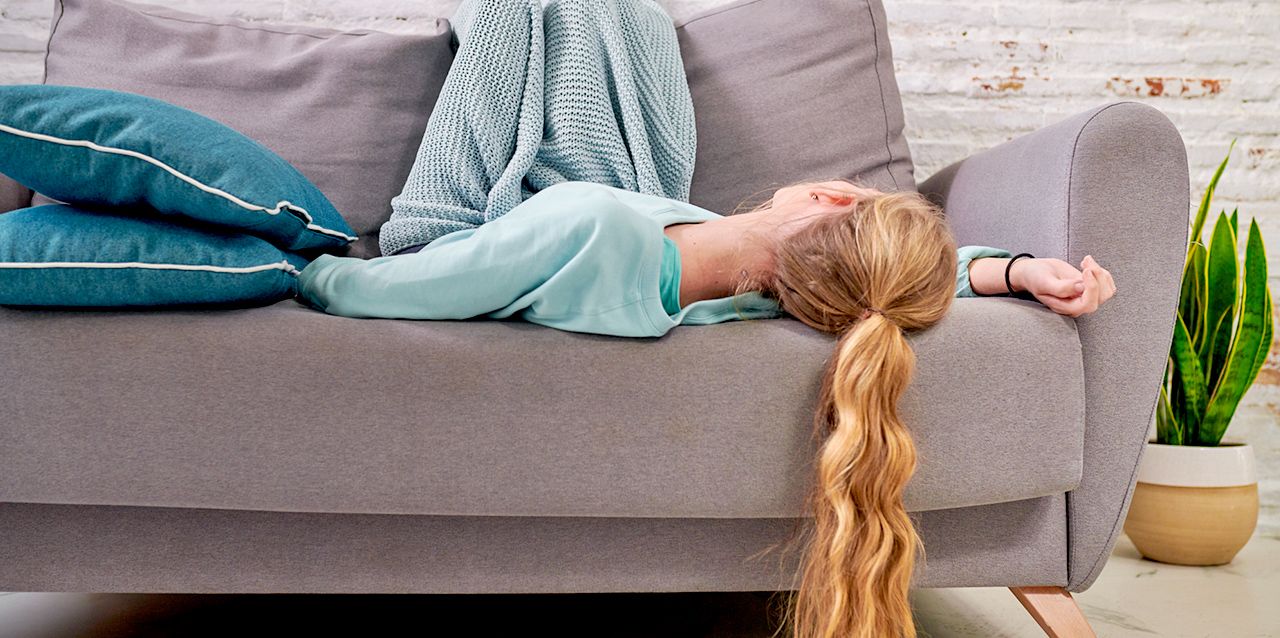 mujer durmiendo en sofá