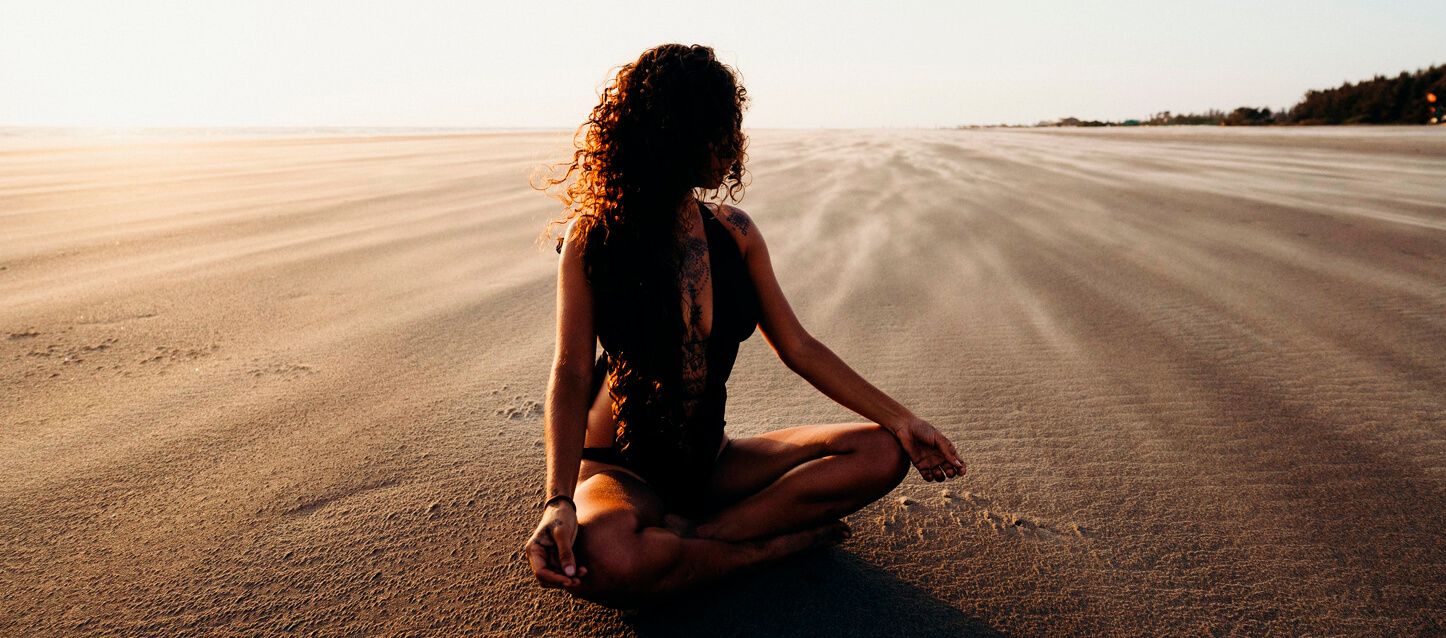 chica meditando chica meditando