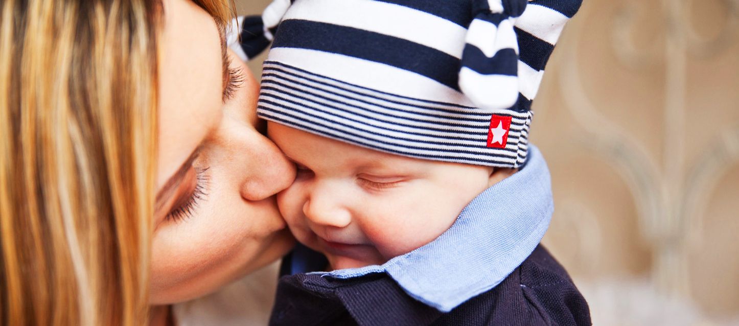madre besando a su hijo