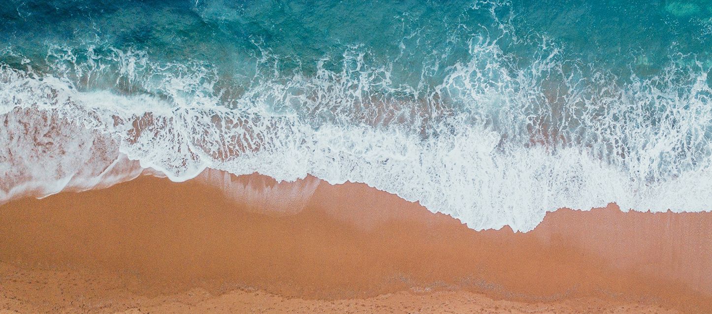 bañarse en el mar en invierno plano desde arriba de una ola llegando a la orilla del mar