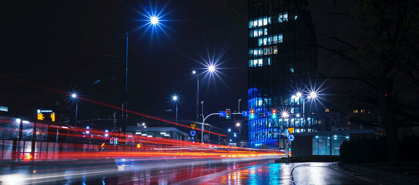 calle de noche con semaforos, estacion de metro, tunel y edificio de oficinas.
