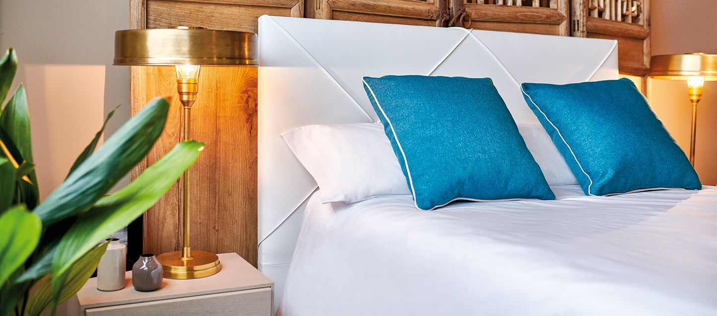 Cómo combinar un cabecero de cama blanco