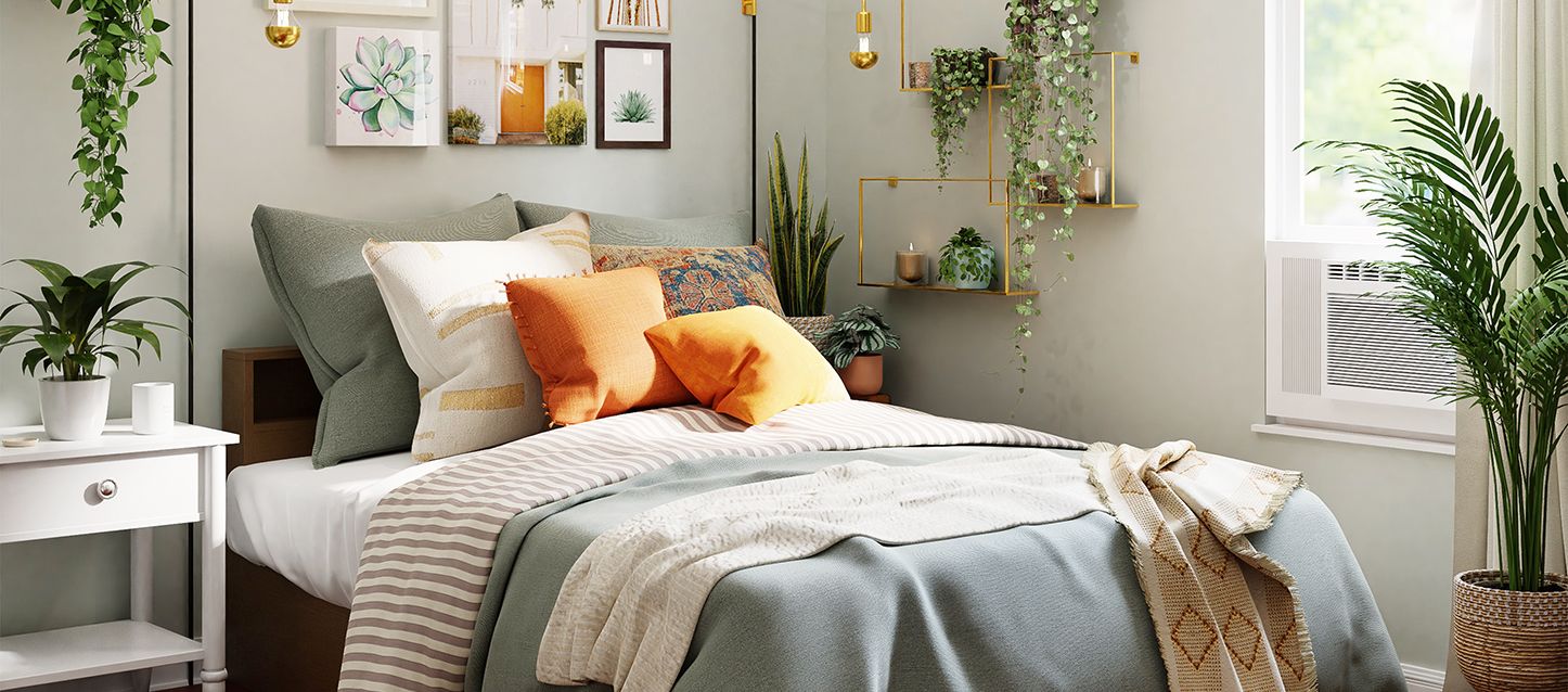 Los colores más relajantes para dormitorios de adultos dormitorio de adulto decorado con colores relajantes, cama con manta gris, edredon a rayas blancas y marrones, 6 cojines y almohadones y varias estanterias con plantas y objetos decorativos