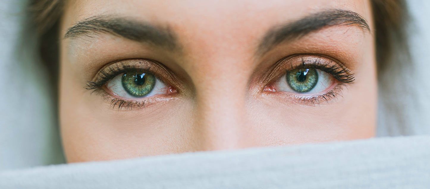 blog-1-1 chica de ojos verdes tapada con una sabana hasta la nariz y con tic en el ojo
