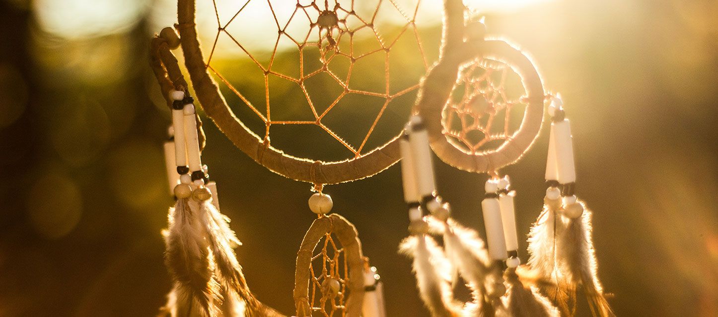 ¿Para qué sirve un atrapasueños? atrapasueños colgando en un ambiente campestre