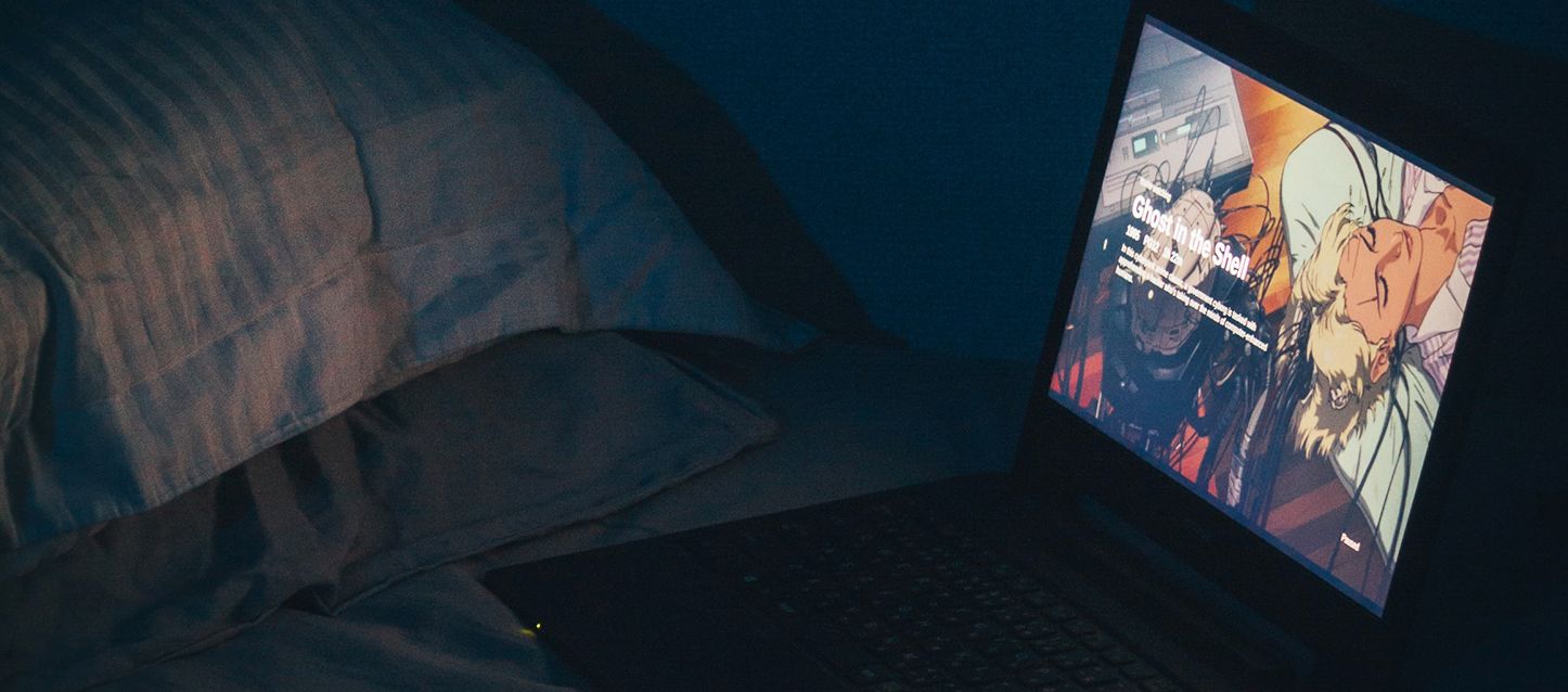 Problemas de utilizar la TV para dormir laptop apoyado sobre la cama con una serie