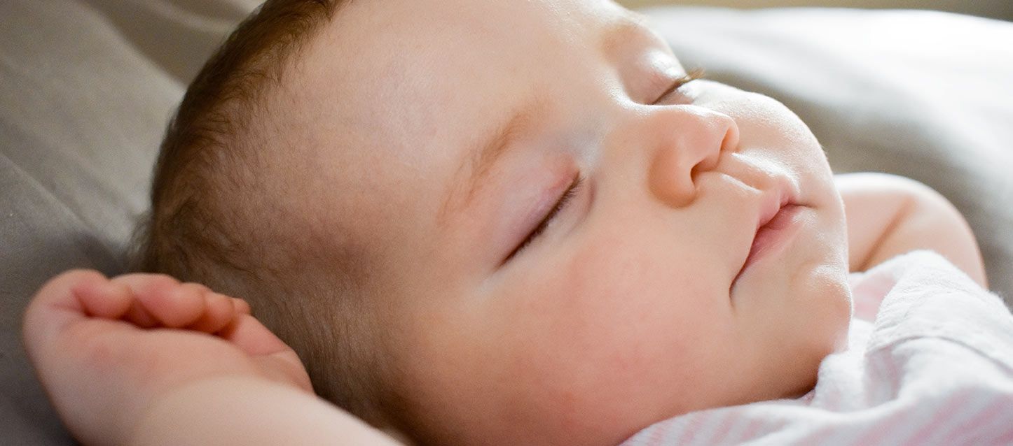 bebe durmiendo boca arriba con los brazitos estirados