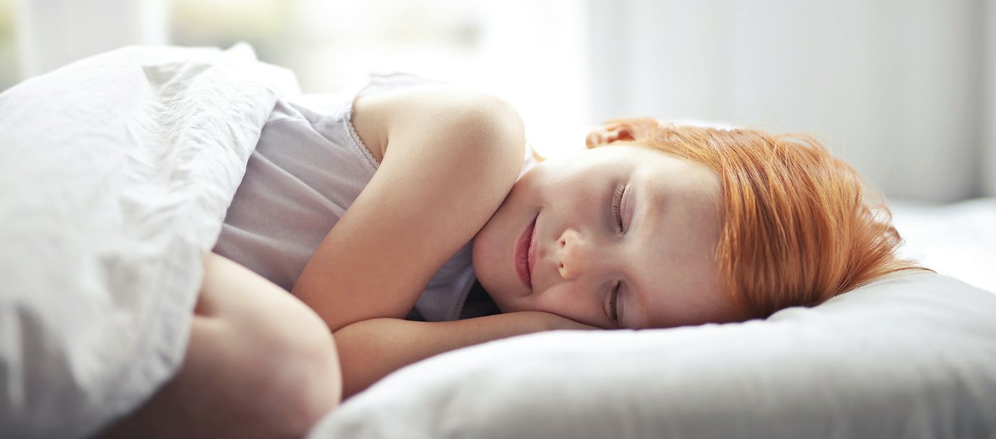 miedo a dormir solo niña pelirroja durmiendode lado