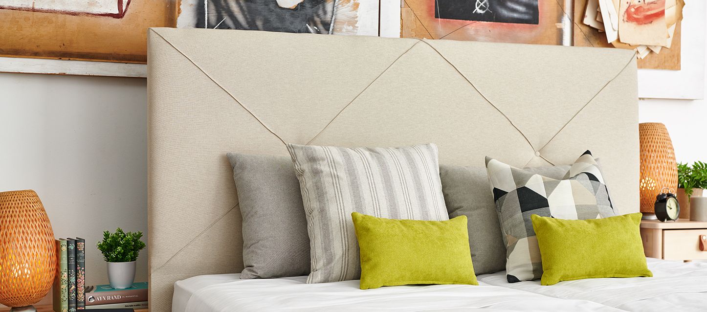 cama con 2 almohadas, 4 cojines de diferentes tamaños, cabecero hecho a mano