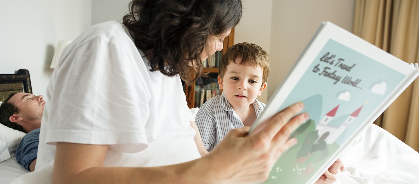 Cuentos cortos de la primavera para niños una madre leyendo a su hijo pequeño un cuentos corto de la primavera para niños