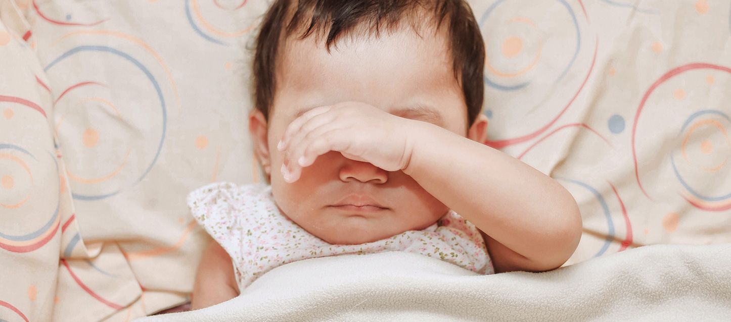 Terrores nocturnos bebés bebe durmiendo boca arriba con la mano sobre sus ojos