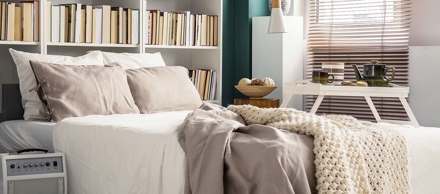 ideas para decorar una habitación de invitados habitacion de invitados con estanterias con libros, mesa con desayuno y mesita con cuenco decorativo