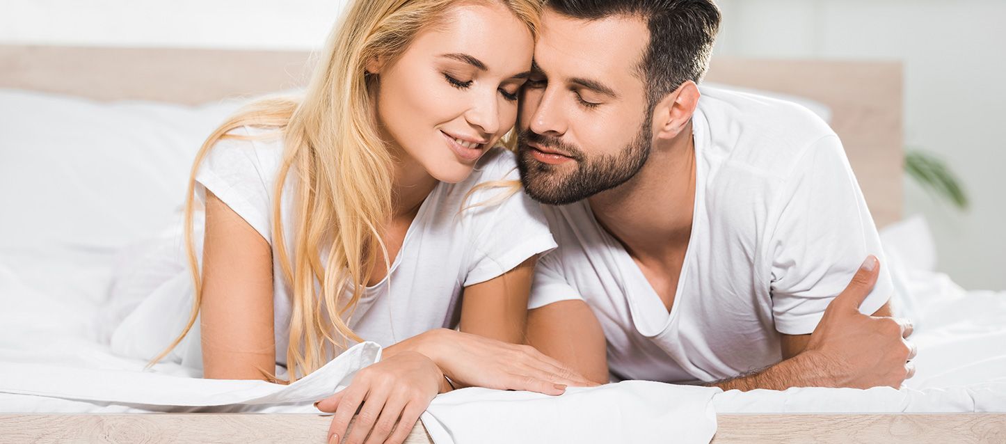 prueba tu colchón durante 100 noches pareja tumbada abajo en la cama en actitud cariñosa