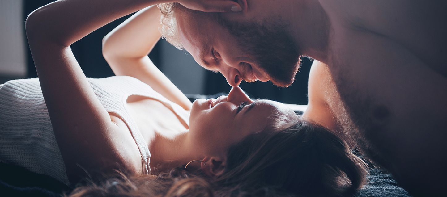 Una pareja en actitud cariñosa