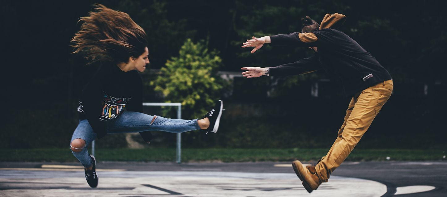 blog-1 chica dando una patada en el aire a un chico lanzandolo lejos