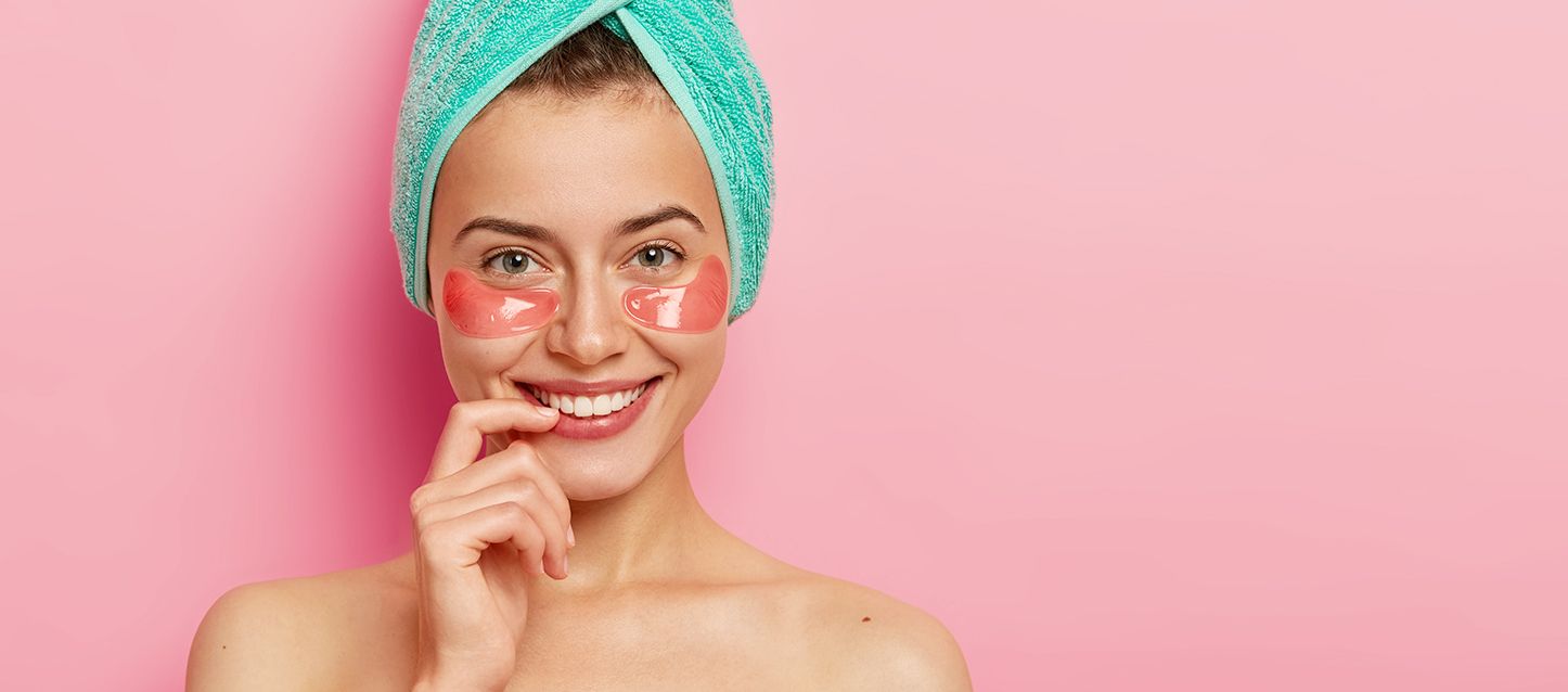 blog-1 chica con toalla enrollada en la cabeza con tratamiento antibolsas en los ojos
