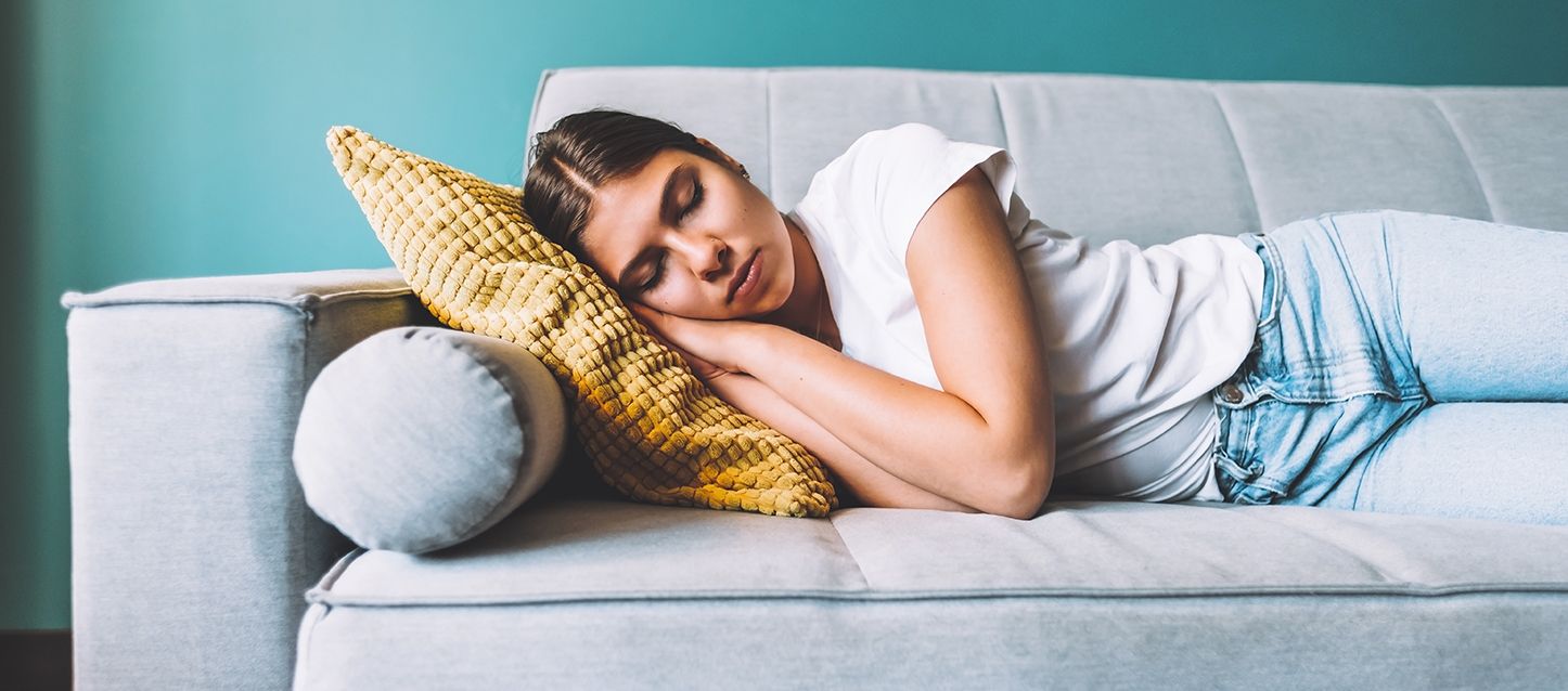blog-1 mujer echando la siesta en un sofá