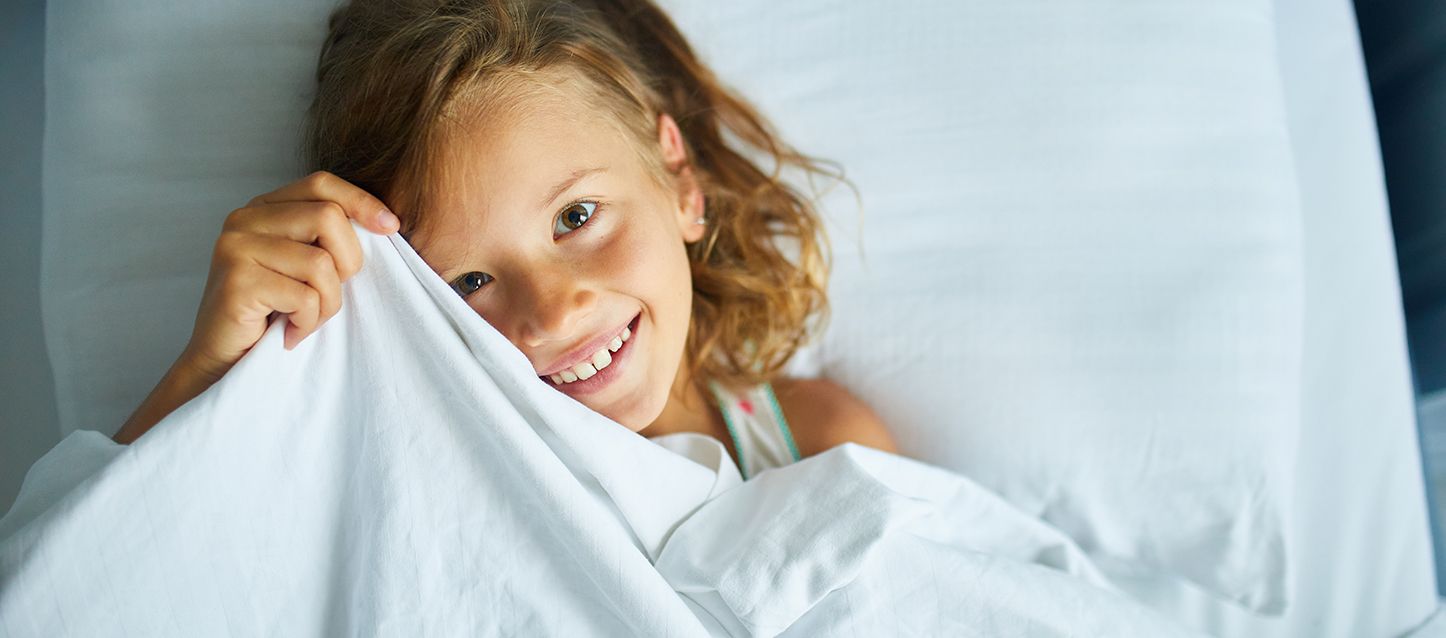 blog-1-1 niña sonriente tapada con una sábana