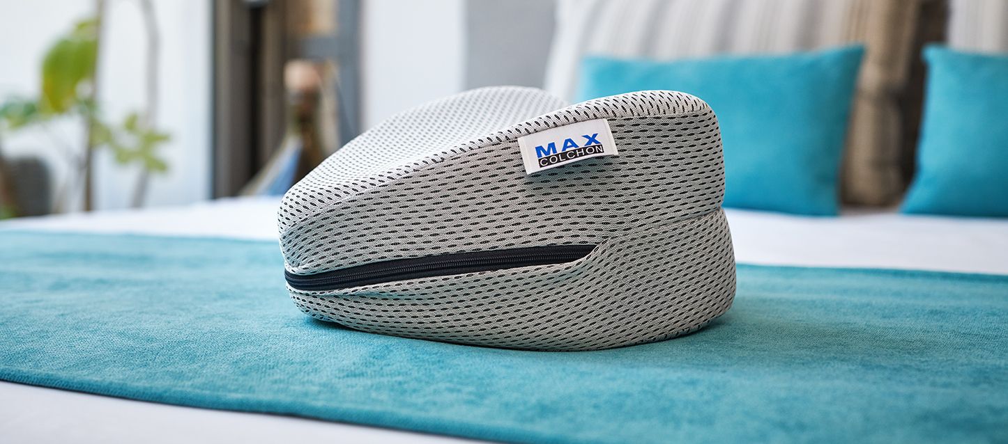 almohada para las rodillas maxcolchon sobre una colcha azul turquesa
