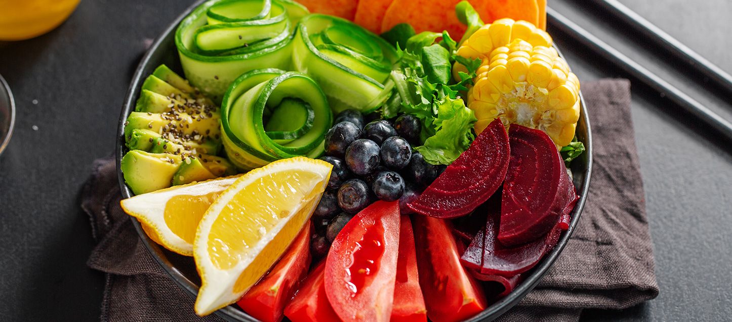 blog-1 Ensalada en un bol con tomate, remolacha, maiz, calabacin, limon, calabaza y arandanos