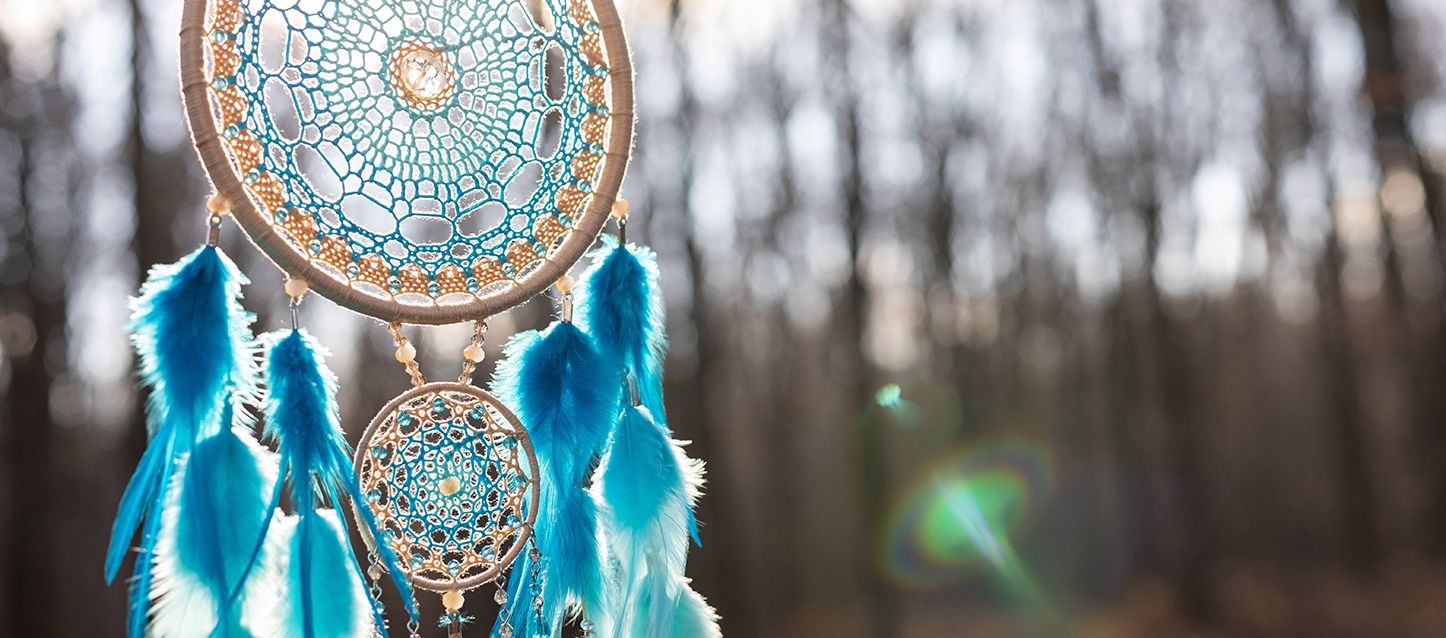 blog-1 atrapasueños con plumas azules