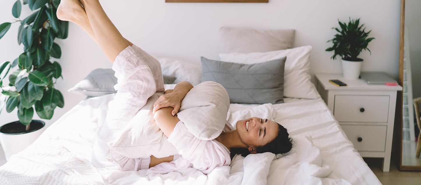 Los beneficios de dormir con una almohada entre las piernas